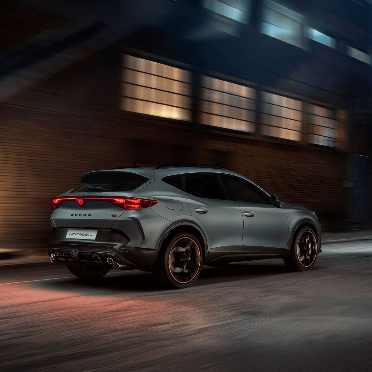 CUPRA Formentor VZ5 in motion at night